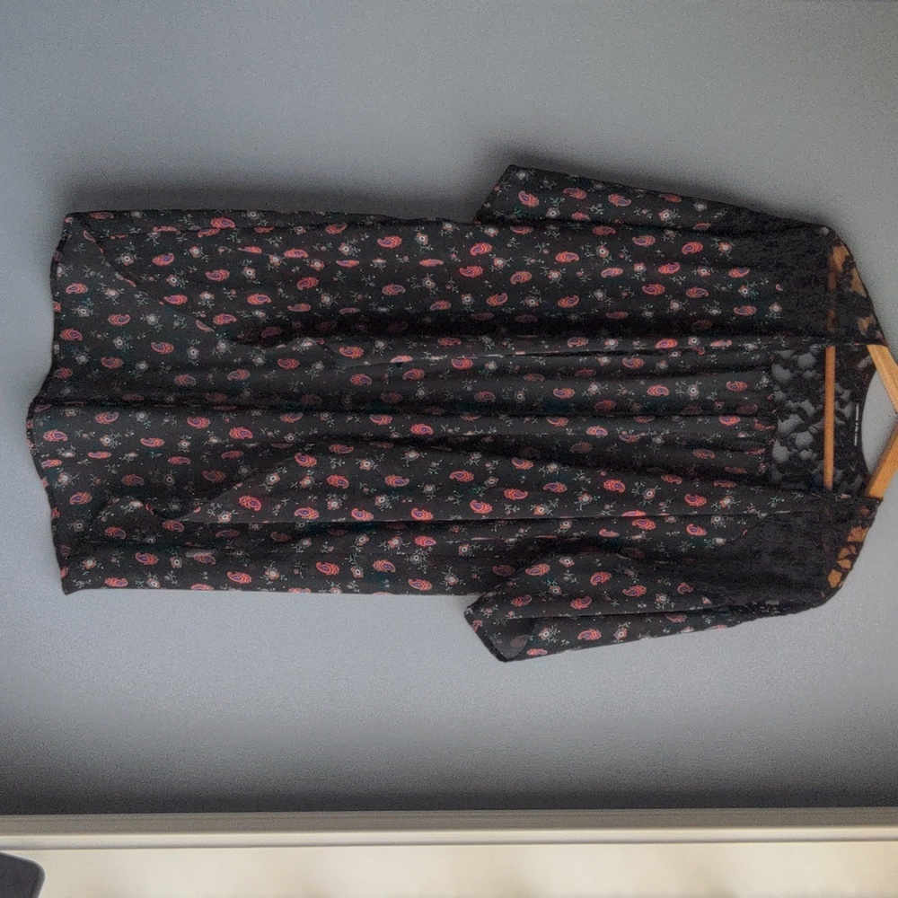 H.i.p. Black and orange paisley/floral/lace with sleeves ruana wrap cover up